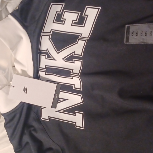 It's a Nike black jacket XXL it's snug - Picture 1 of 4